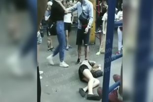 Группа молодых девушек подралась в самом центре Киева 30 мая.