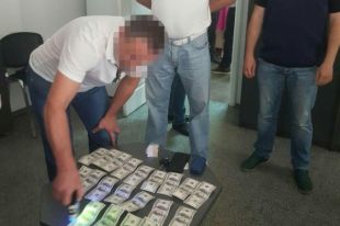 В Днепре задержали чиновника горсовета за взятку в две тысячи долларов