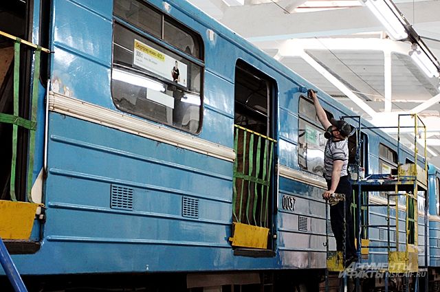 Упавший на рельсы человек застопорил работу новосибирского метрополитена в 14 часов 31 мая.