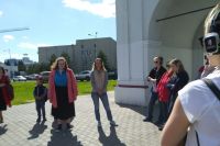 Зрителей перед спектаклем собираются у Омский ворот крепости.