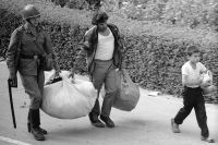 Солдат внутренних войск помогает беженцам, Фергана, Узбекистан, июнь 1989 г.