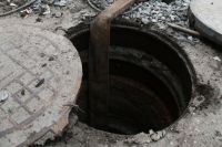 Тобольские бомжи поселились в канализационном люке на улице Октябрьской