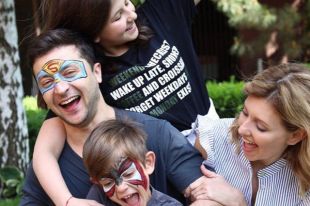 Зеленский поздравил с днем защиты детей и опубликовал веселое семейное фото