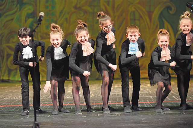 На сцене – участники фестиваля детских самодеятельных театральных коллективов «Москва – Театр – Школа».
