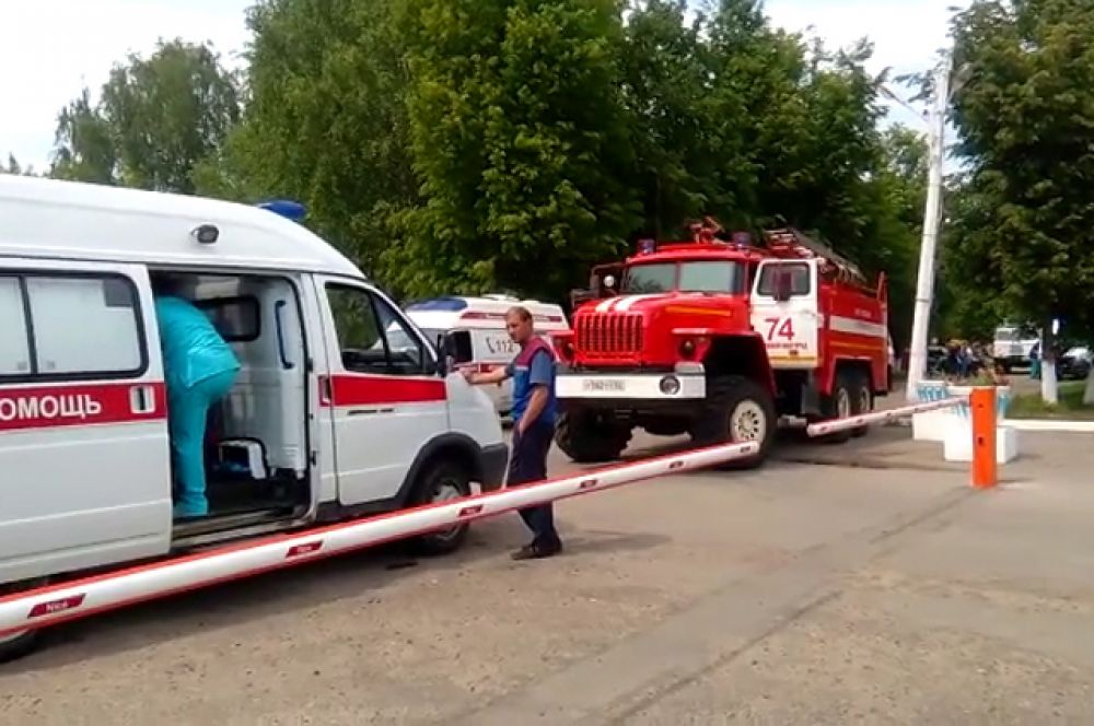 Автомобили скорой помощи и пожарной службы у проходной.