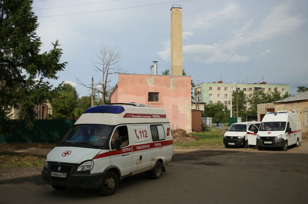 Автомобили скорой помощи неподалеку от завода «Кристалл»