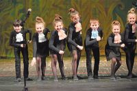 На сцене – участники фестиваля детских самодеятельных театральных коллективов «Москва – Театр – Школа».