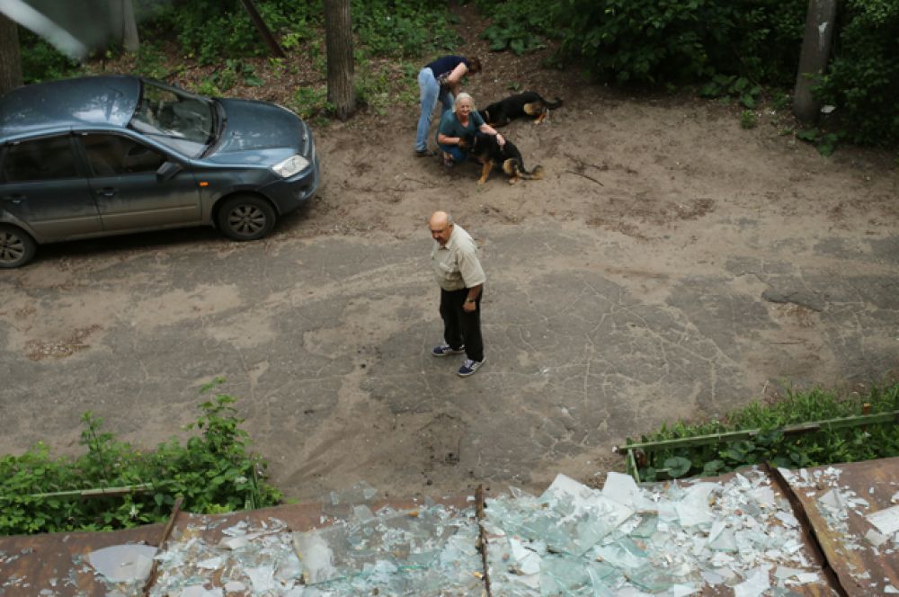 Разбитые стекла в жилом доме в Дзержинске.