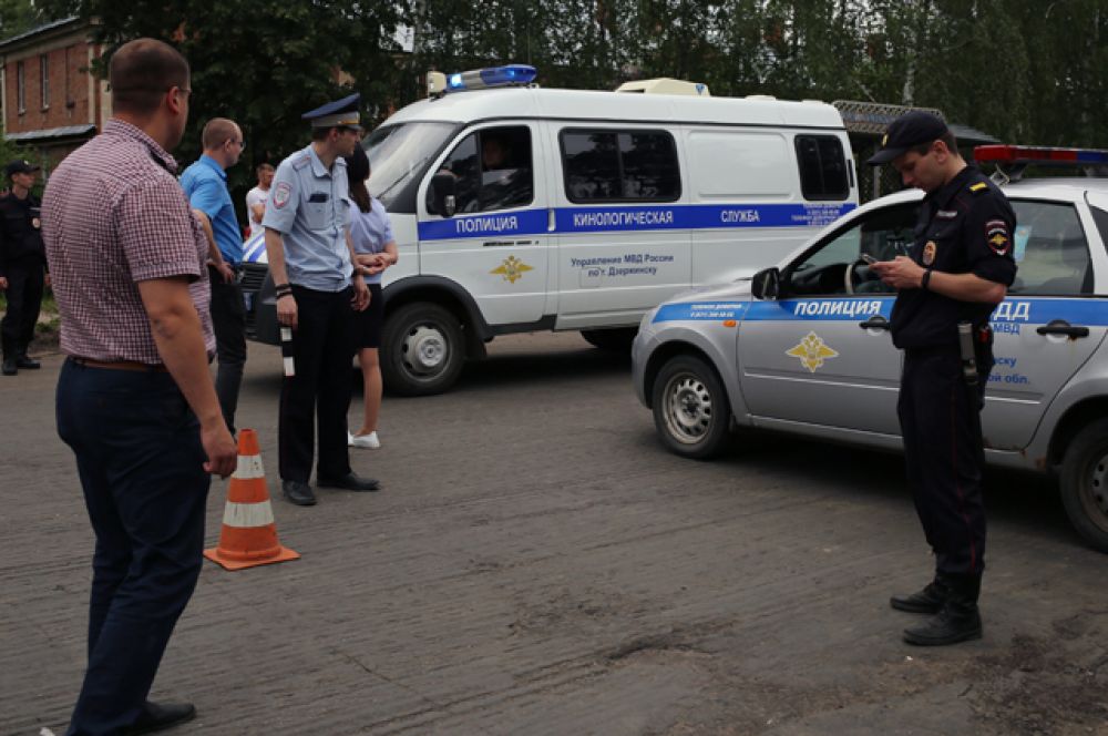 Сотрудники полиции и кинологической службы.