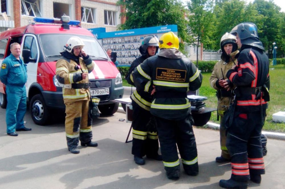 Сотрудники МЧС у проходной завода.
