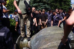 В Харькове снесли бюст маршалу Жукову