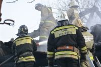 Прибывшие на место происшествия пожарные обнаружили 138 квадратных метров строений, охваченных пламенем.