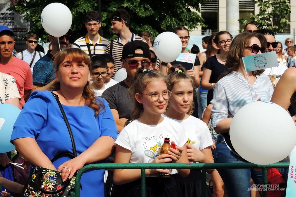 Близнецы шли до Пушкинской площади, где состоялся Фестиваль Дружбы.