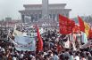 Протестующие заполняют площадь Тяньаньмэнь в Пекине.