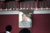 Мужчины пытаются задрапировать портрет Мао Цзэдуна на Воротах Небесного спокойствия на площади Тяньаньмэнь.