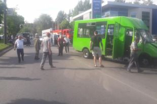 В Харькове столкнулись грузовик и нелегальная маршрутка: 10 пострадавших