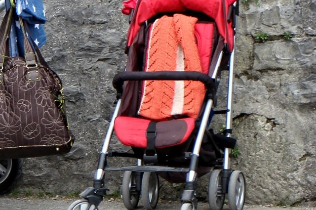 Житель Тобольска спонтанно украл детскую коляску из подъезда