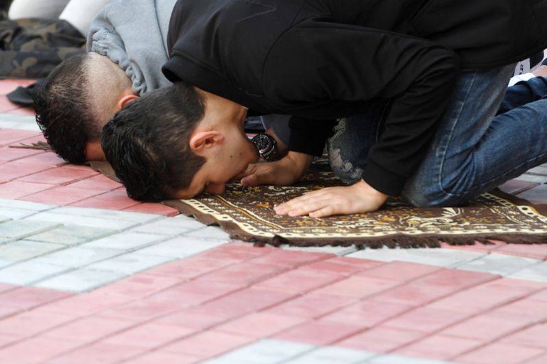 Мусульмане после намаза в день праздника Ураза-байрам у мечети Кул-Шариф в Казани.