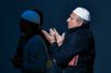 Мусульмане по время намаза в день праздника Ураза-байрам в Соборной мечети в Москве.