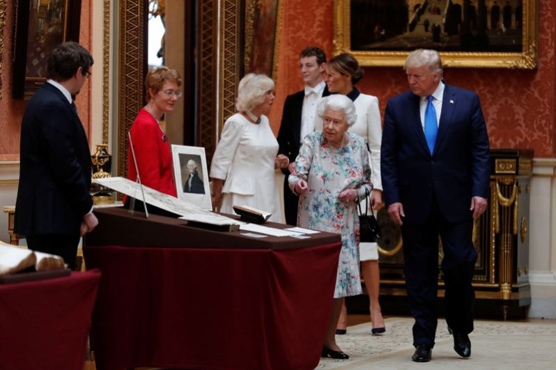 Президент США осматривает памятные вещи из королевской коллекции в Букингемском дворце.