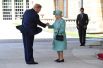 Елизавета II приветствует Трампа у входа в Букингемский дворец.