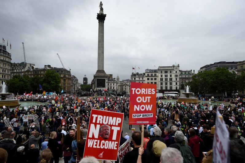 Во время визита Трампа в Великобританию в Лондоне проходят многочисленные митинги против американского президента.