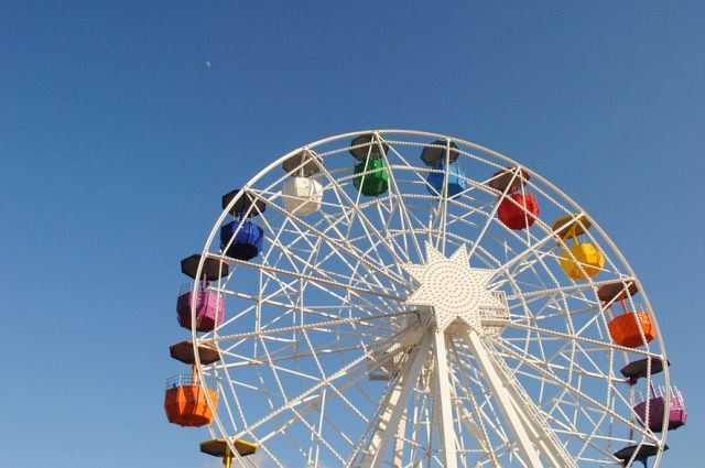 В Ноябрьске разбирают «чертово» колесо в Детском парке