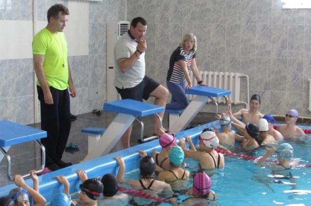 Владислав Фролов объяснял и наглядно показывал, как надо правильно выполнять ту или иную технику плавания.