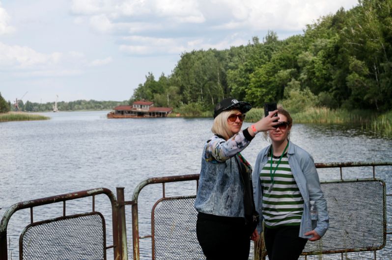 Девушки фотографируются в речном порту Припяти.