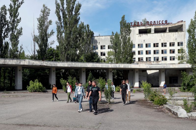Туристы у отеля «Полесье» в Припяти.