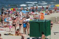 Пляж Зеленоградска оборудован душевыми стойками и переодевалками