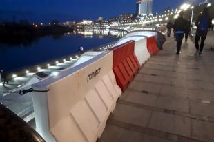Жителей Тюмени возмутили забавы взрослых на подтопленной набережной