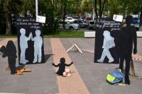25 мая – День пропавших детей. Об этом напоминают инсталляции.