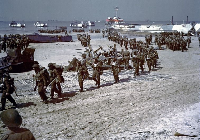 Американские солдаты на пляже «Омаха». 