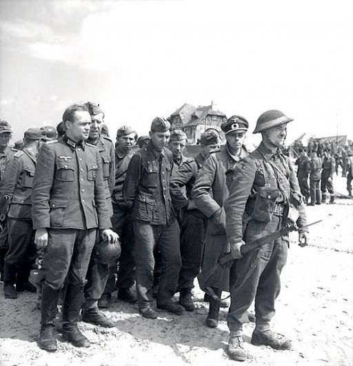 Пленные немцы под охраной канадского солдата. Курсель-сюр-Мер. 6 июня 1944 года.