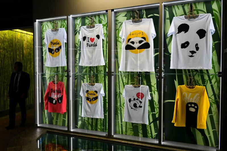 Сувенирная продукция с изображением панд в Московском зоопарке.