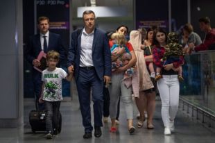 10 детей, мать которых задержали в Грузии, вернулись в Украину