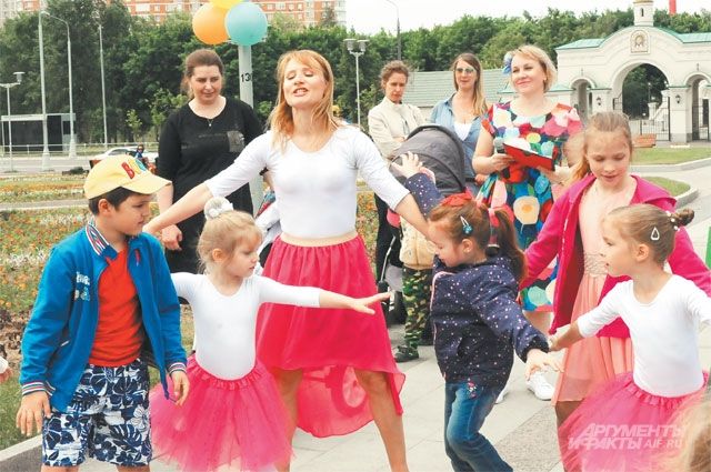 На улице Богданова дети пели и плясали под руководством сотрудников местного концертного зала.