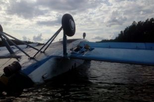 В Киеве самолет совершил экстренную посадку на воду