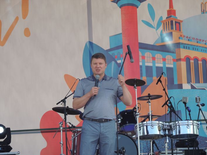 Глава города поздравил красноярцев и открыл фестиваль впечатлений.