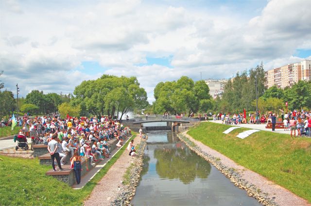 Жители собрались на площадке в пойме реки Битцы отпраздновать День защиты детей.