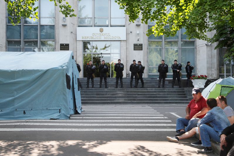 Премьер-министр Молдавии Майя Санду призвала сотрудников правоохранительных органов не блокировать работу государственных учреждений и не подчиняться приказам Демпартии.