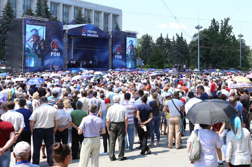 Сторонники Демократической партии на митинге в Кишиневе.
