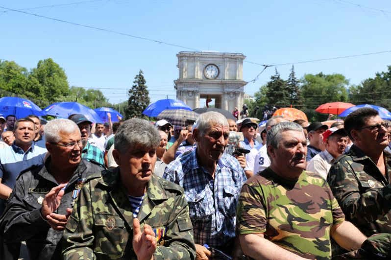Сторонники Демократической партии на митинге в Кишиневе.