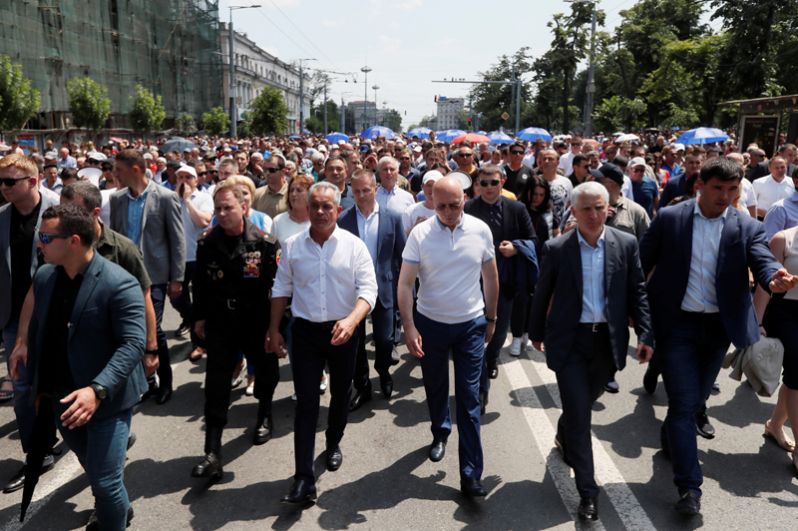 Врио президента Молдавии Павел Филип (в центре справа) и лидер Демократической партии Владимир Плахотнюк (в центре слева) на митинге в Кишиневе.
