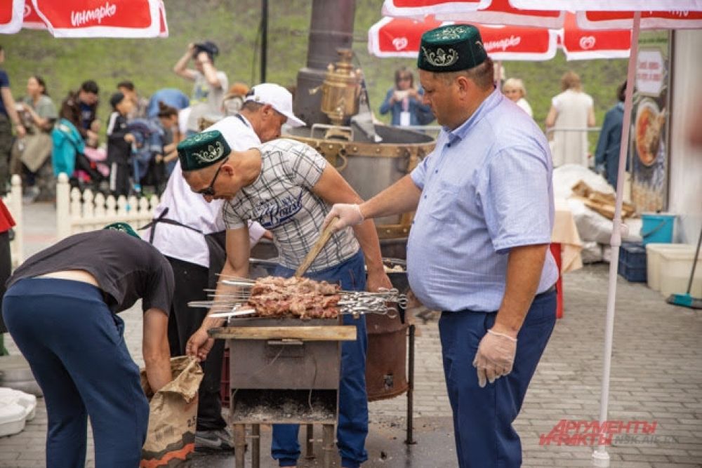 Шашлык из цыплят - прекрасный перекус в разгар жары и заразительного веселья.