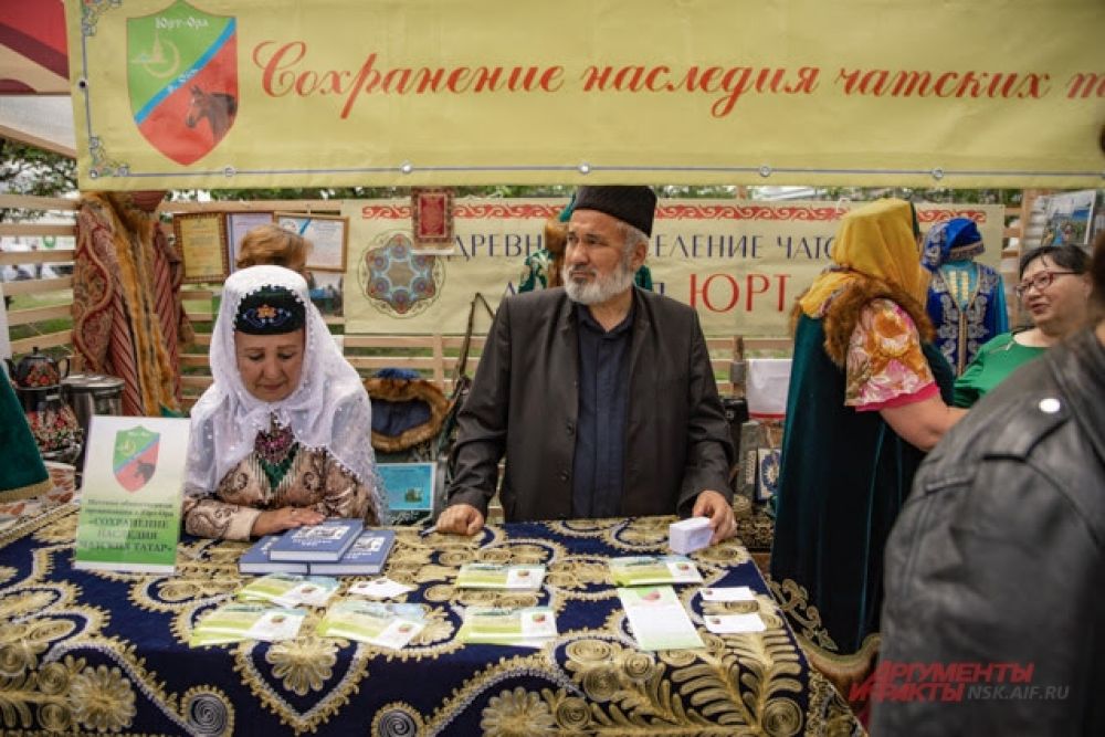 На празднике можно было не только приобщиться к чужой культуре, но и приобрести национальный сувенир. Кстати, прекрасный подарок дорогому человеку.