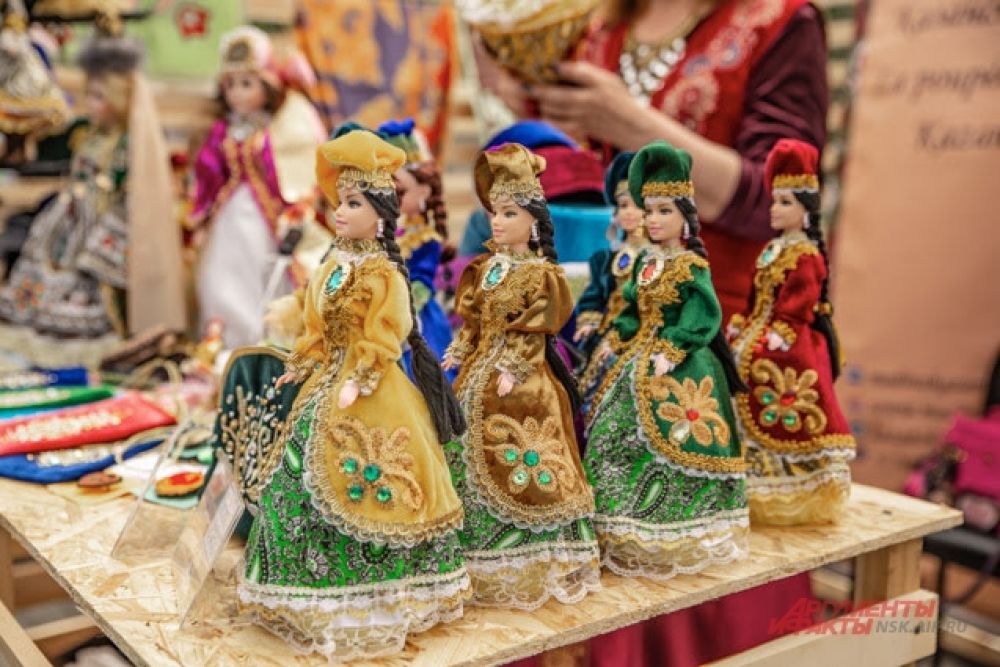 Кстати, вот одни из самых популярных сувениров - куклы в национальных костюмах. На Сабантуе они разлетались, словно горячие пирожки.