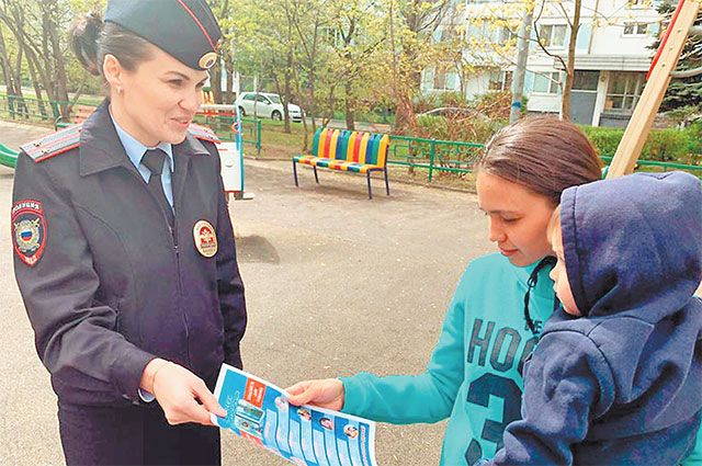 Молодые мамы Тропарёва-Никулина внимательно слушали тренинг  по безопасности детей. 