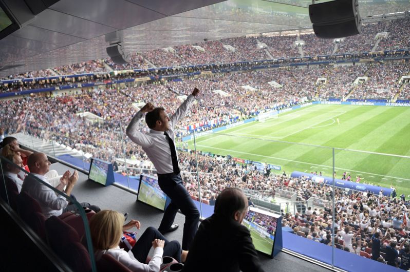 Президент Франции Эмманюэль Макрон радуется забитому голу во время финального матча чемпионата между сборными Франции и Хорватии.